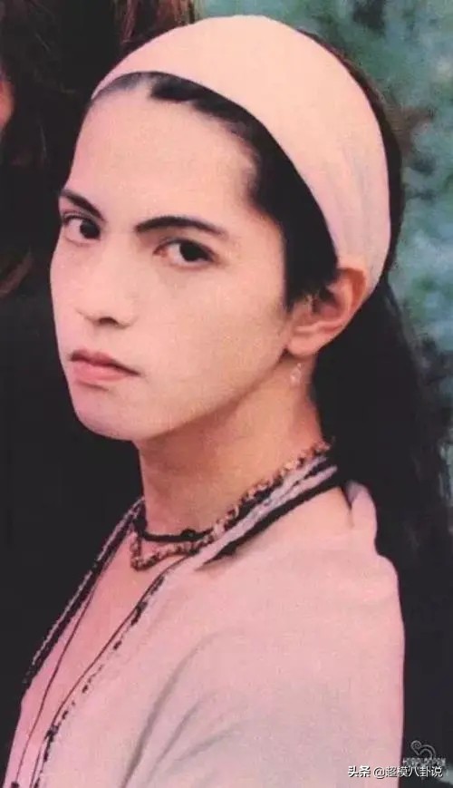 他凭借颜值包揽岛国大半个漫画圈原型，妻子是蜡笔小新梦中情人