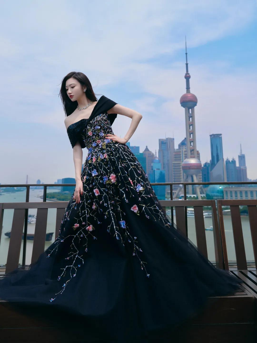 最新明星红毯珠宝,女明星红毯封神造型礼服