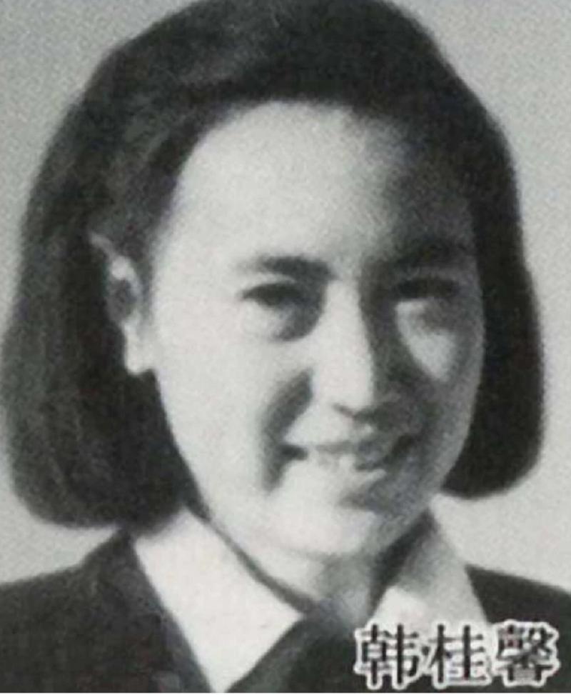 李讷上学时,毛主席给她生活费26元,同学向她借钱,她如何处理?