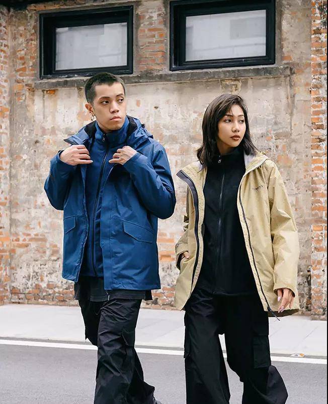 羽绒服和冲锋衣哪个更宽,羽绒服和冲锋衣哪个更适合户外