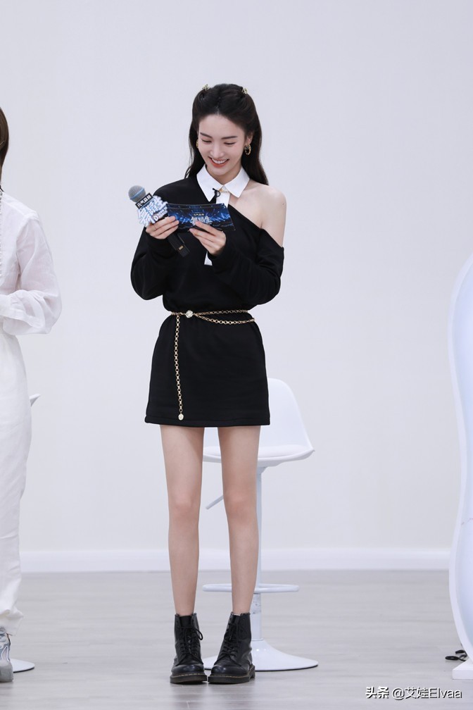 金晨逛完影城太端着,穿大码毛衣配直筒裤走机场,打扮低调过头了