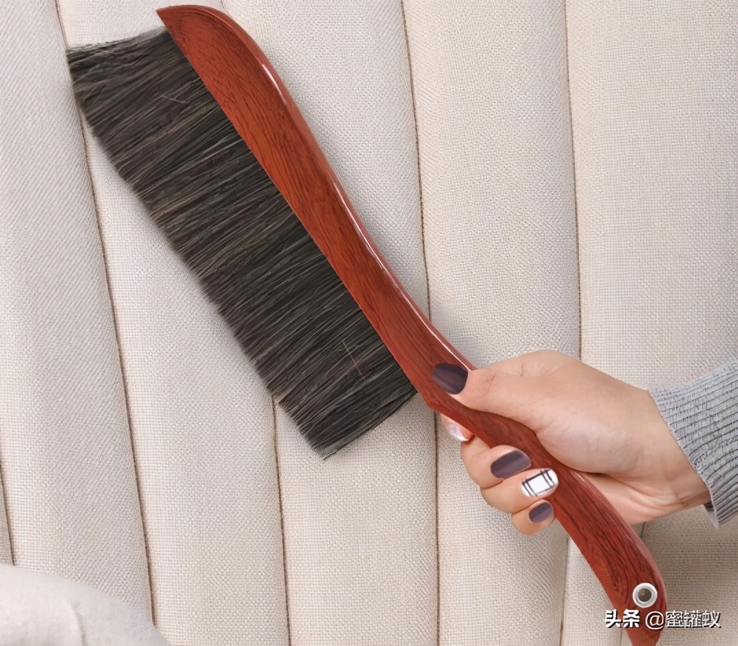 一个女人清洁床上灰尘小妙招,床上灰尘皮屑怎样清洁