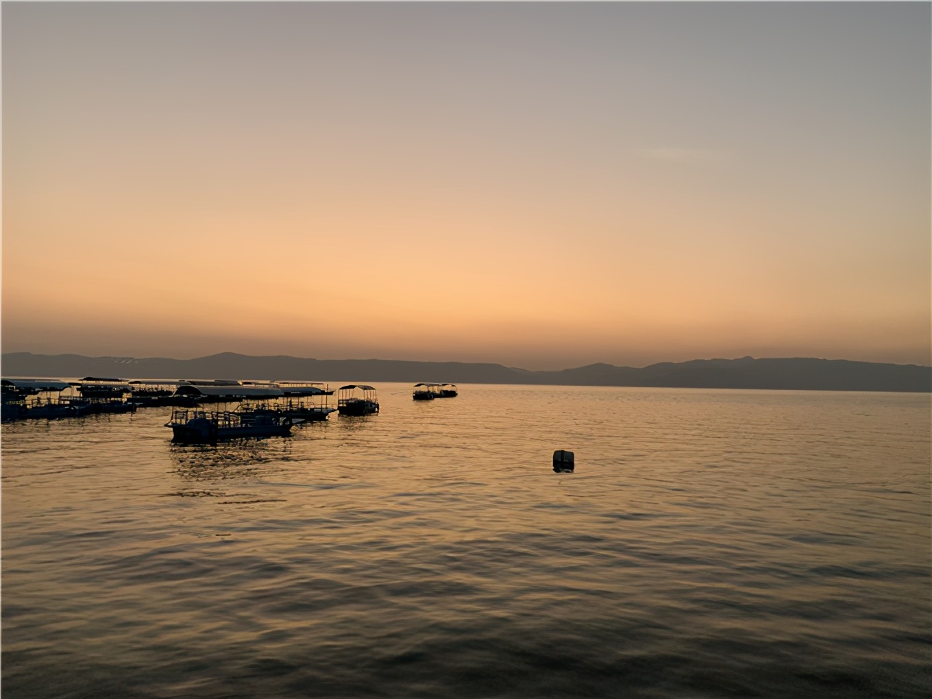 美丽而神秘的抚仙湖,抚仙湖琉璃万顷