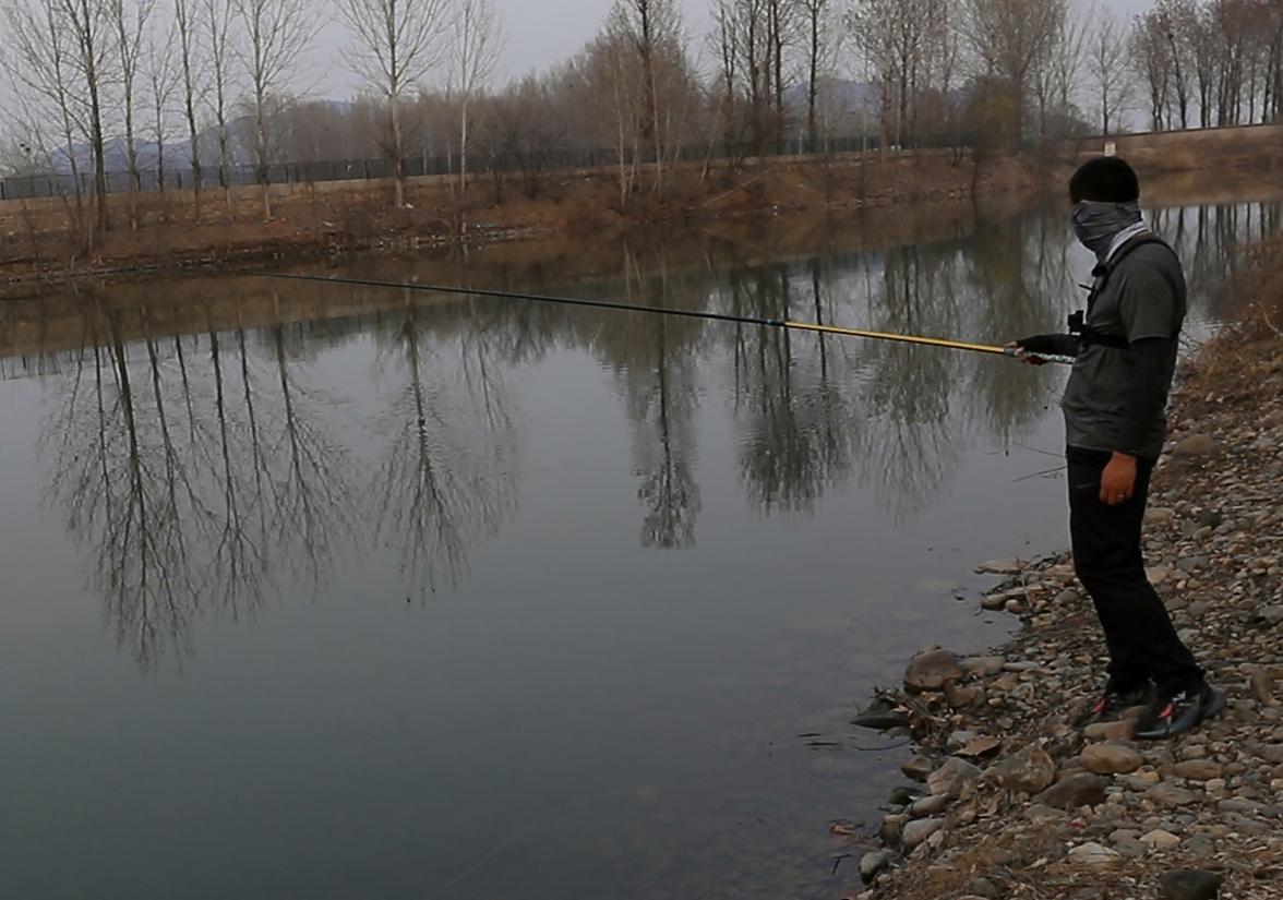 秋季路亚钓鲈鱼追饵不咬,路亚下午怎么钓鲈鱼