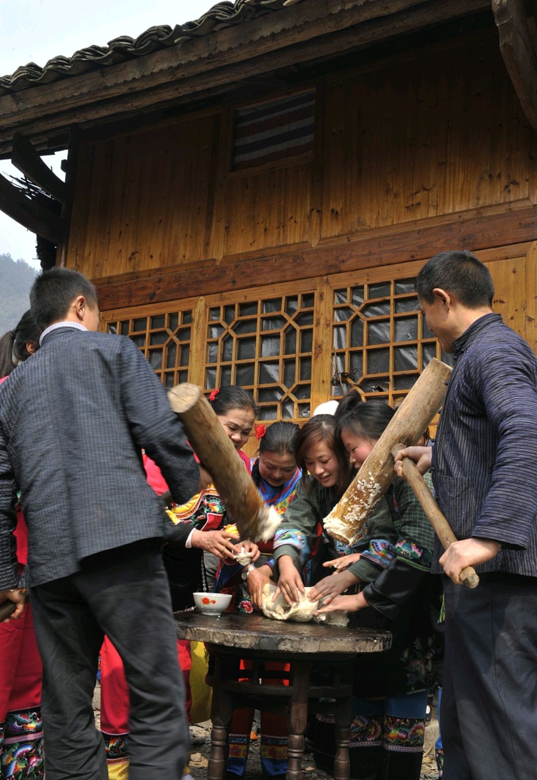 古老的糍粑手艺,农村古法捶打的糍粑