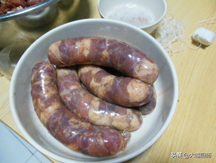 灌腊肠30斤肉放多少盐,灌腊肠10斤肉配料多少