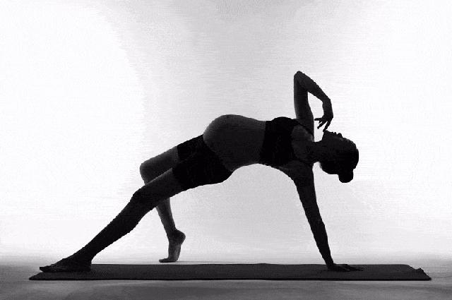 产后大腿出现妊娠纹是怎么回事,大腿长满了像妊娠纹一样的裂纹