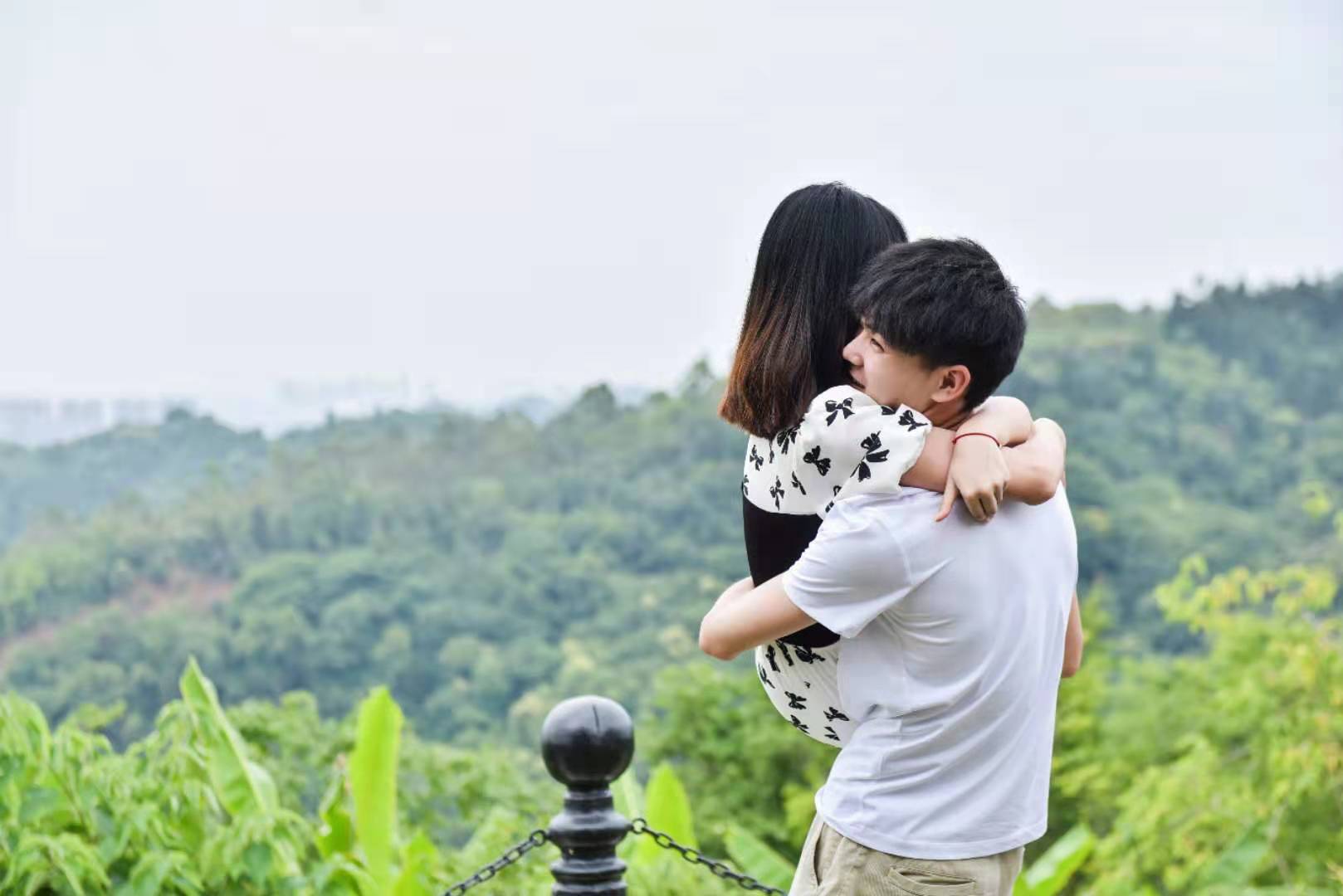 爱撒狗粮的男孩,更爱车还是更爱女友?