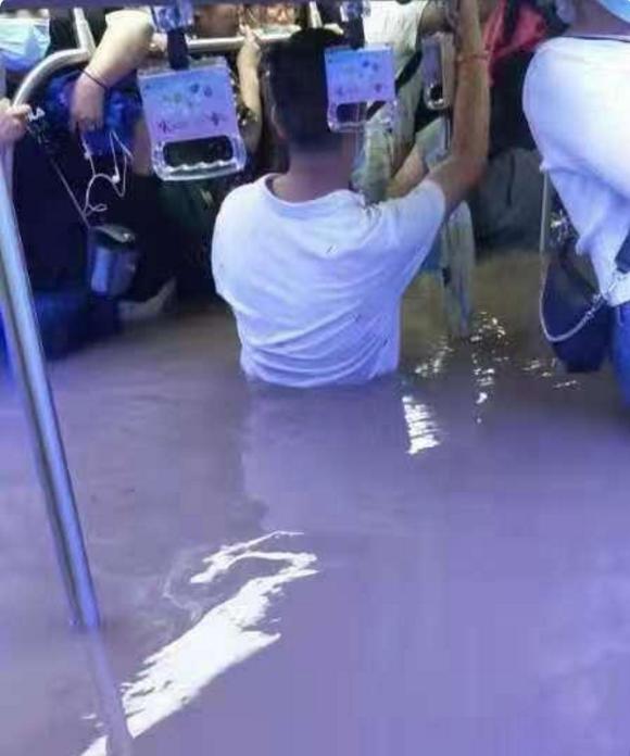 郑州地铁11女3男遇难者名单公布,家属质疑疏散搜救不及时,妻子思念亡夫:“那么爱干净的人,6天没换衣服”