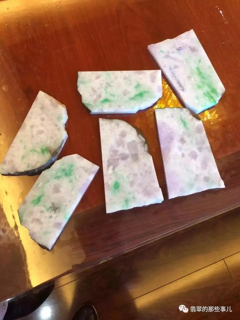 88万玻璃种原石,168万买原石一刀切出蛛网裂