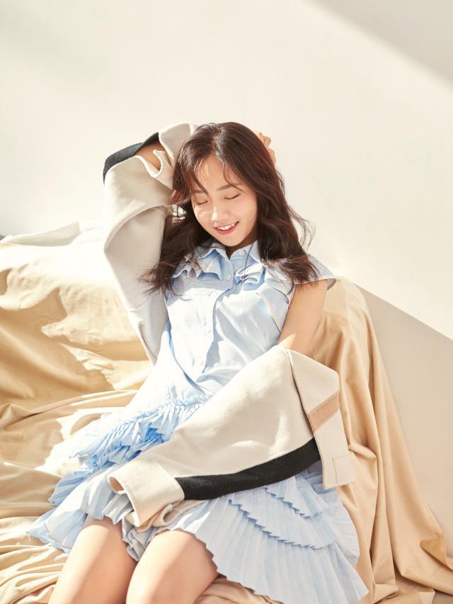 拍照时手应该怎么做才好看,拍照不知怎样手势才好看