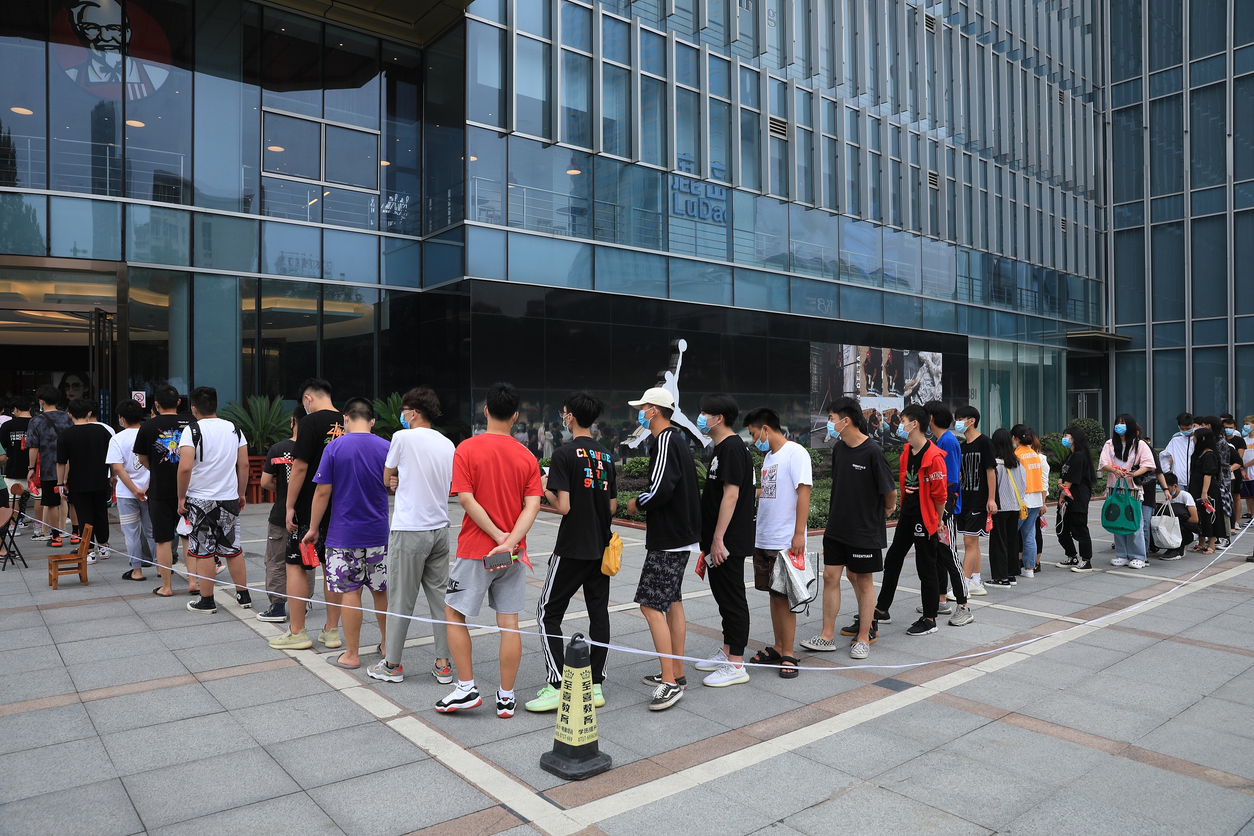 aj又硬又难穿,aj为什么比耐克贵