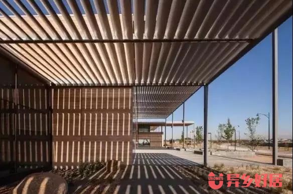 徜徉书籍海洋享受读书乐趣,徜徉在书海里面