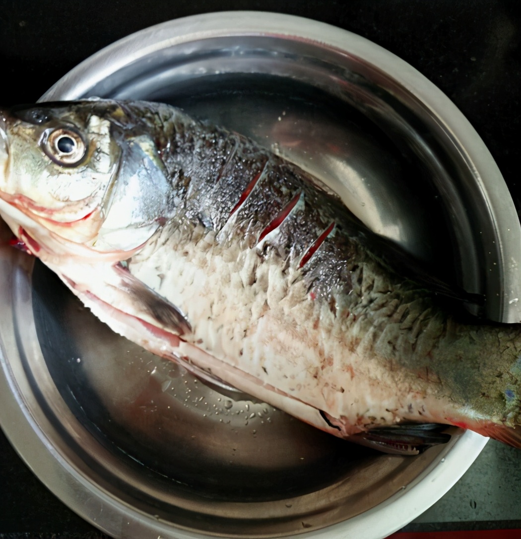 白醋和料酒炖鱼时哪个能去腥,炖鱼时只放料酒不放啤酒能去腥吗