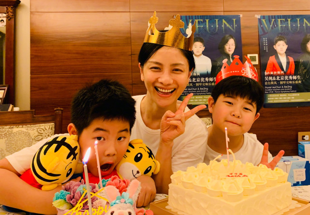 胡可晒一家三口合影为沙溢庆生,胡可生日沙溢晒全家照