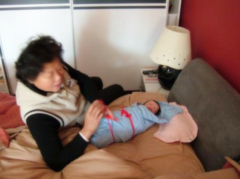 卷饼包被,妈妈给婴儿包小被子的视频