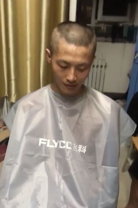 女性自己在家剪头发视频,中年妇女自己在家剪头发