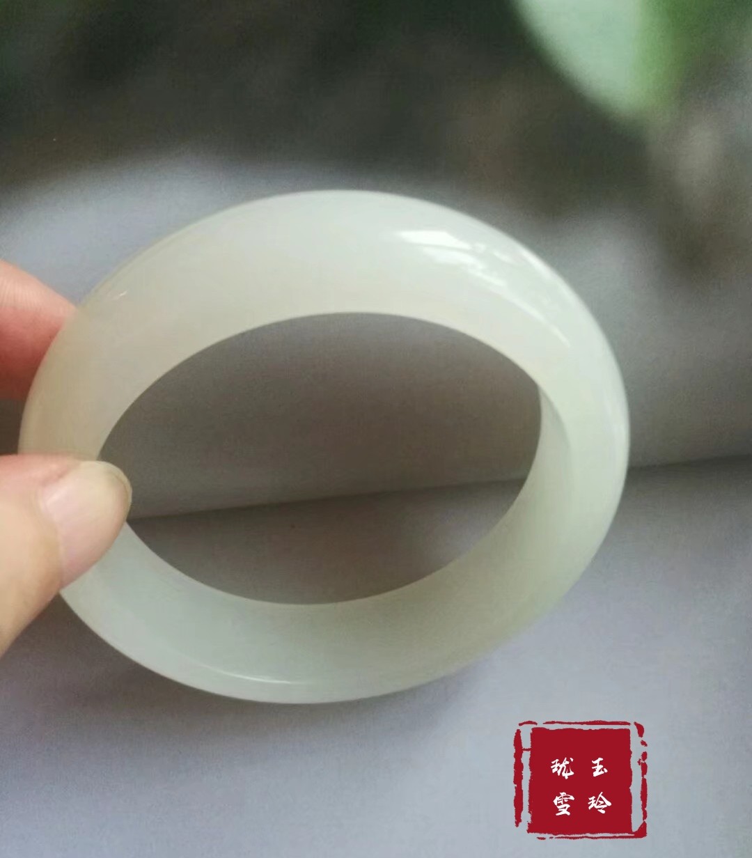 怎么挑选适合自己的玉手镯,玉手镯怎么选才是最好的呢