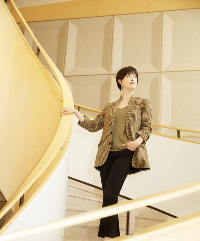 蒋欣白色西装短发造型,蒋欣身穿衬衣搭配中长发