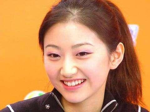 满口全瓷牙的明星李沁,李沁矫正牙齿前的照片