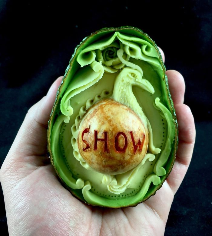 他把豌豆、大蒜、梨子雕刻成花，做出“生命短暂”的艺术品