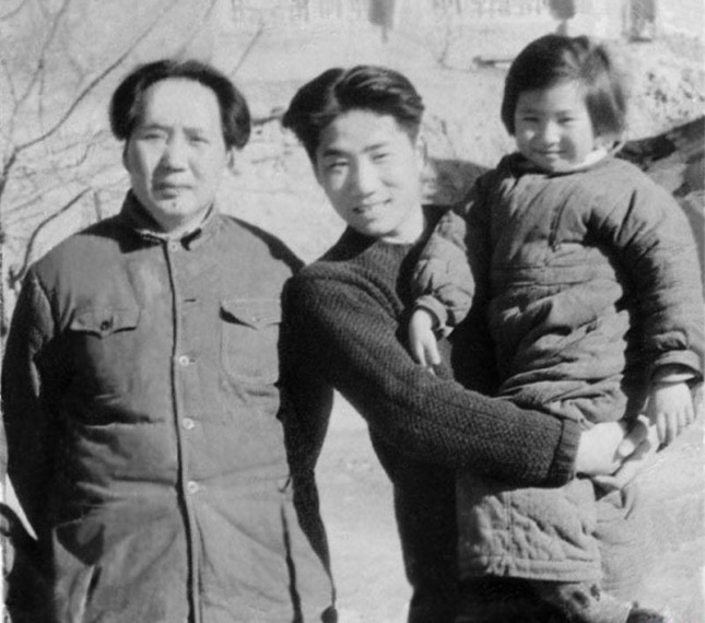 49年毛岸英大婚,酒至半酣时,毛主席摆摆手:你来,我给你个礼物