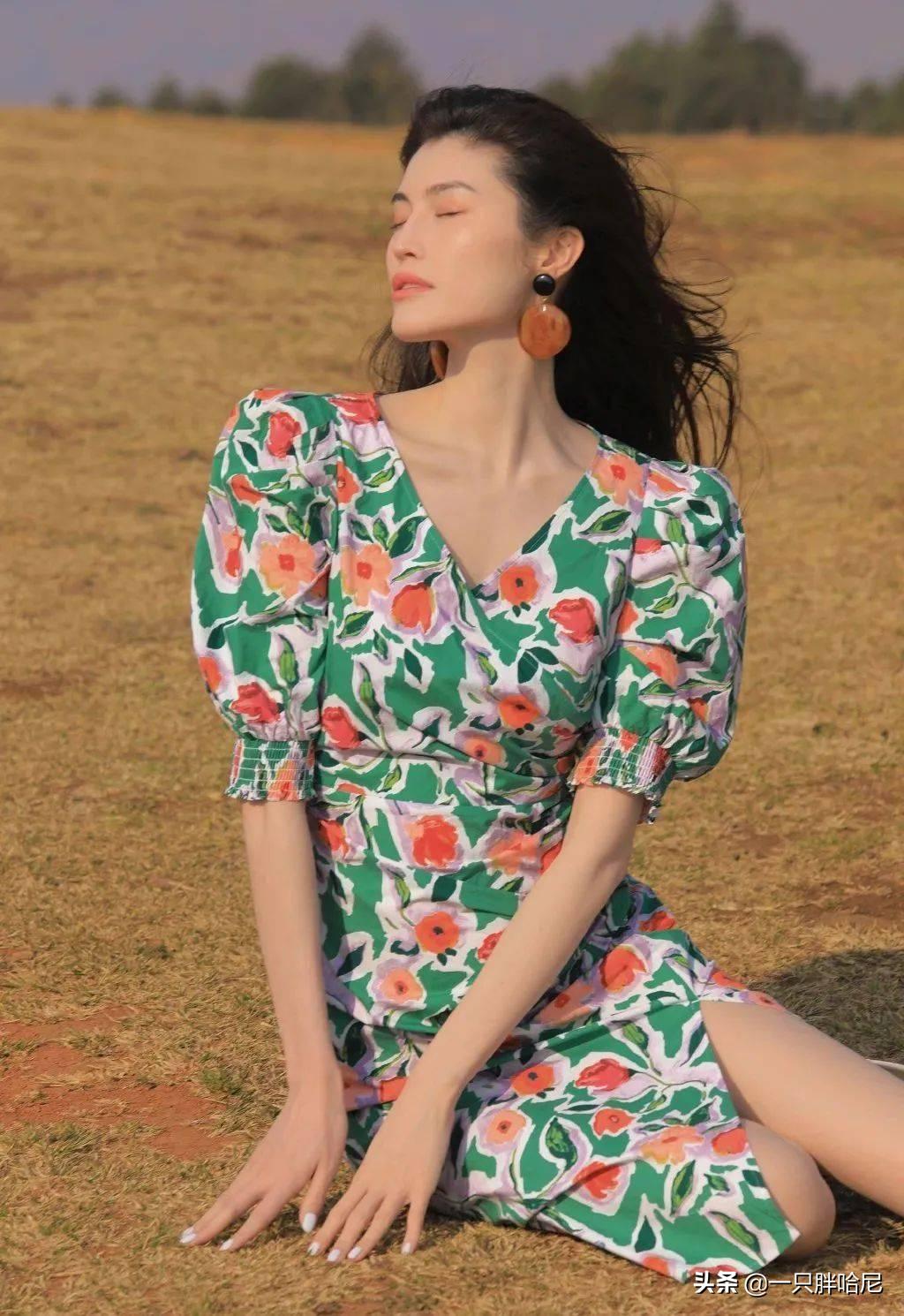 今年最新款的裙子小个子穿,今年流行裙子里面穿裤子