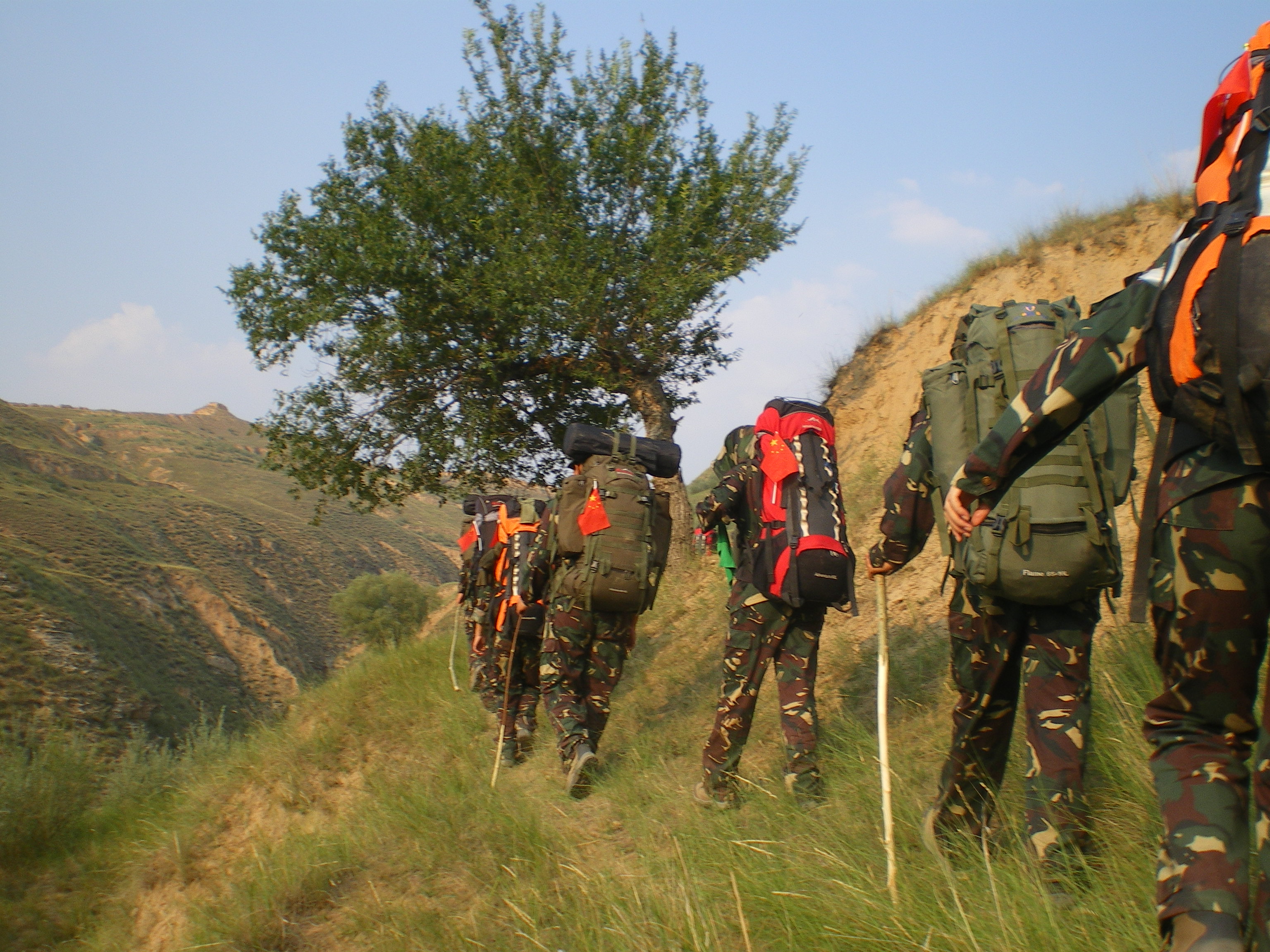 短途徒步旅行如何选必备的装备,徒步旅行需要的装备和注意事项