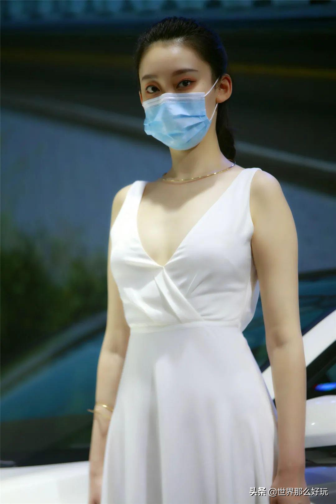 「高清大图」海口车展车模集体戴口罩，难掩身材曲线，呼之欲出