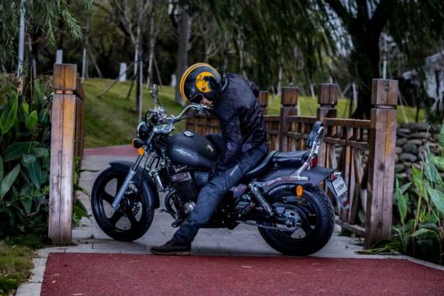 1.68万元的国产太子车,造型经典,250cc水冷引擎,极速114