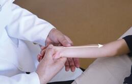 宝宝打嗝按哪个穴位止嗝,新生儿打嗝的推拿穴位