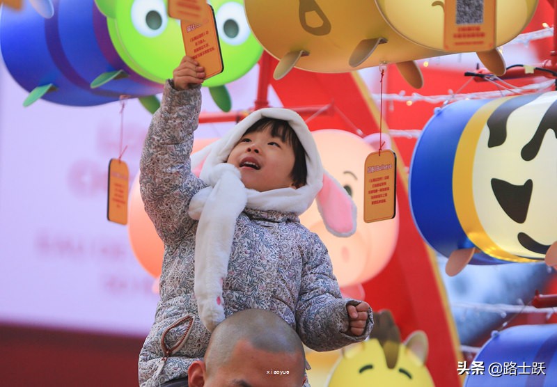 上海迪士尼2022烟花秀点亮新一年,北京三里屯迪士尼灯会