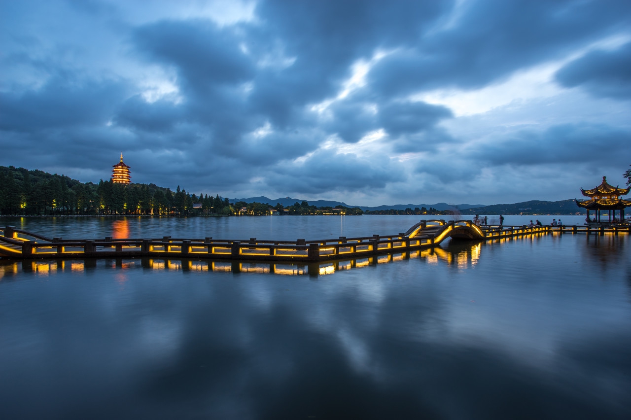 跟西湖有关的雷峰塔故事和信息,雷峰塔故事原版