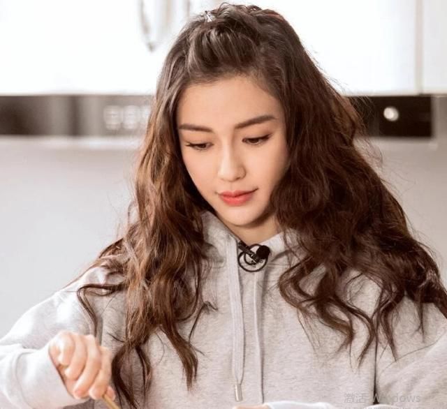 郑爽蛋卷发型堪称绝美，杨幂baby也毫不逊色，减龄时尚气质全开