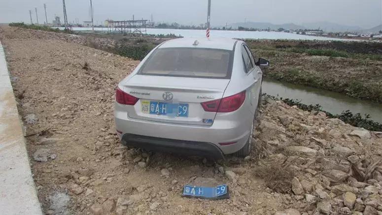 珠海男子开车冲进海里,珠海一男子开车冲到海里