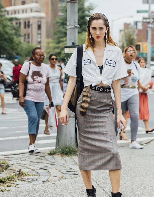 衬衣不想扎到裤子里穿法,长衬衫的多种穿法打结塞裤子