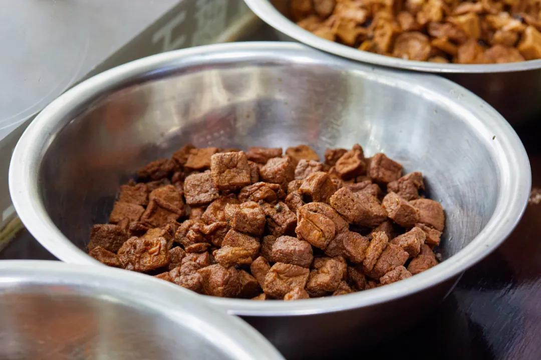 一到10月挤破头，这小镇也太好吃了吧