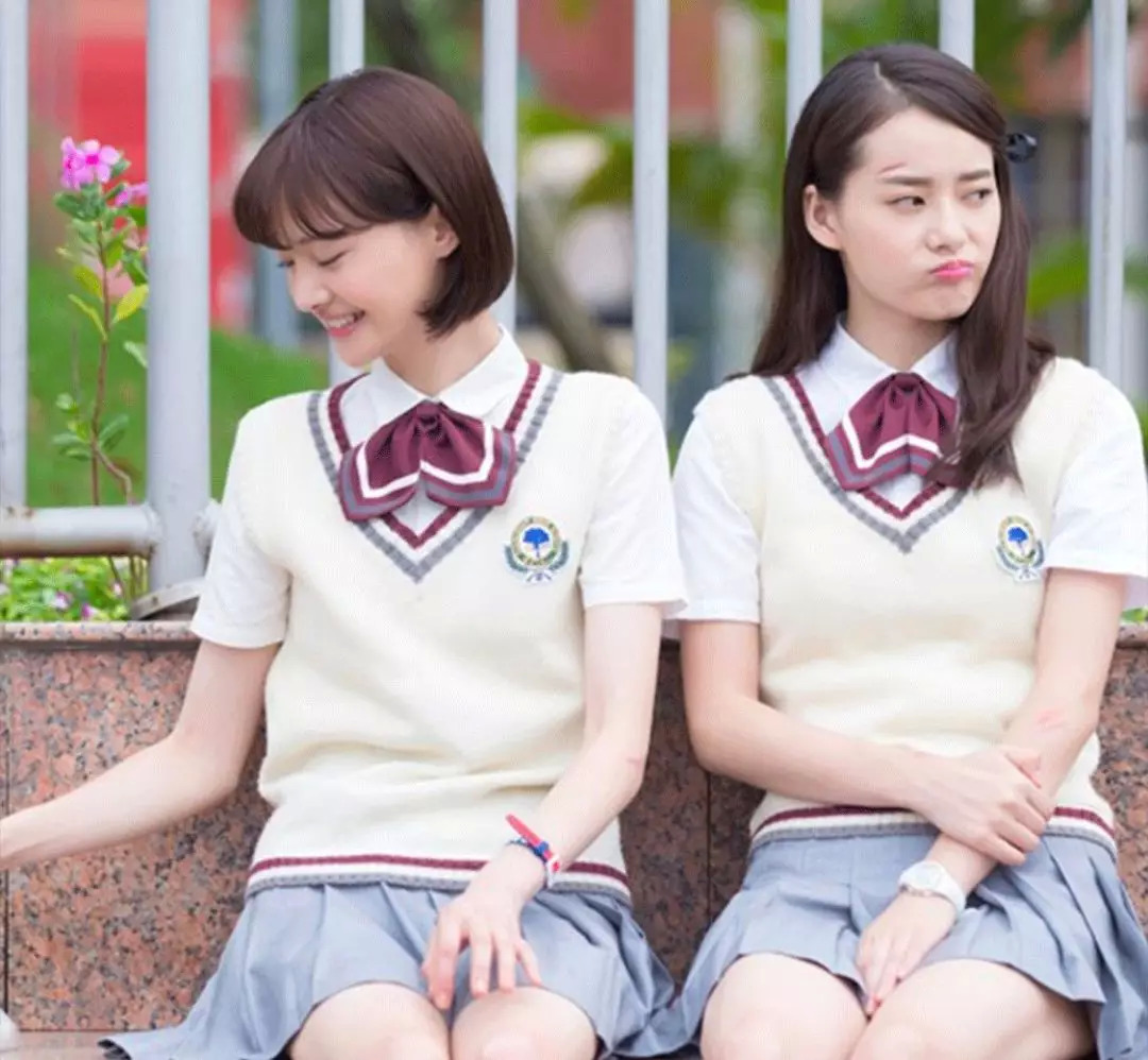 周冬雨刘雯同款毛衣,大表姐刘雯同款绿色开衫毛衣