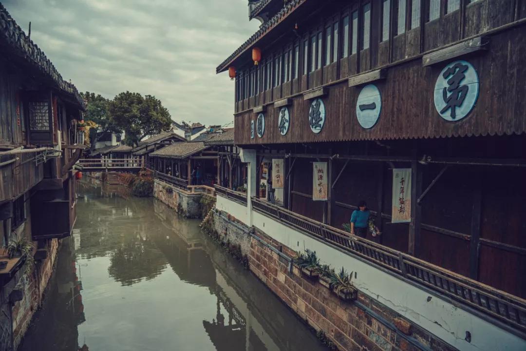 朱家角古镇和新场古镇哪个大一点,新场古镇和朱家角哪里好吃的多