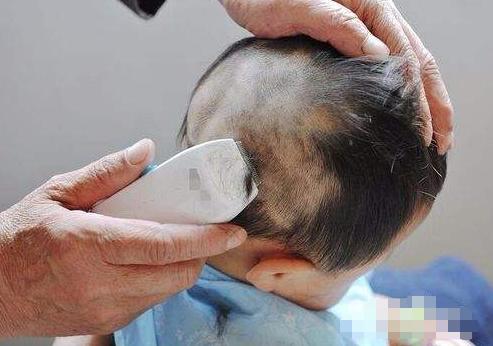 新生儿自带“锡纸烫”走红，茂盛发量引网友笑称：“渣男宝宝”