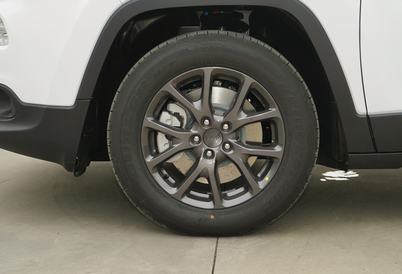 吉普自由光油耗一公里多少钱,17款吉普自由光油耗多少