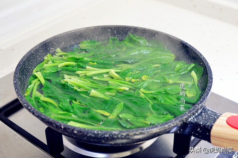 春饼这样做薄如蝉翼劲道又好吃,薄如蝉翼的春饼和面比例