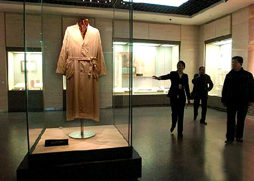 毛主席有多么节俭？一件睡衣穿了20多年，打的补丁有73个