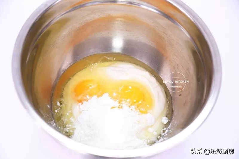 用酸奶做蛋糕不用淀粉不用烤箱,酸奶淀粉蛋糕