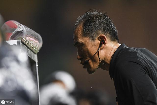 视频裁判不介入主裁判可以看var吗,var控制主裁判的视频