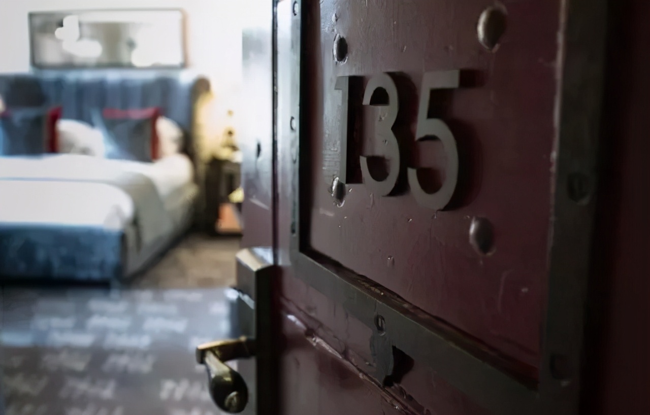 住进“坐穿牢底”的酒店，打卡深度体验监狱生活的博物馆