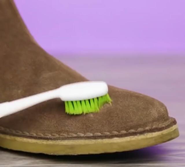 绒面鞋油渍怎么去除,怎样去掉绒面鞋上的油