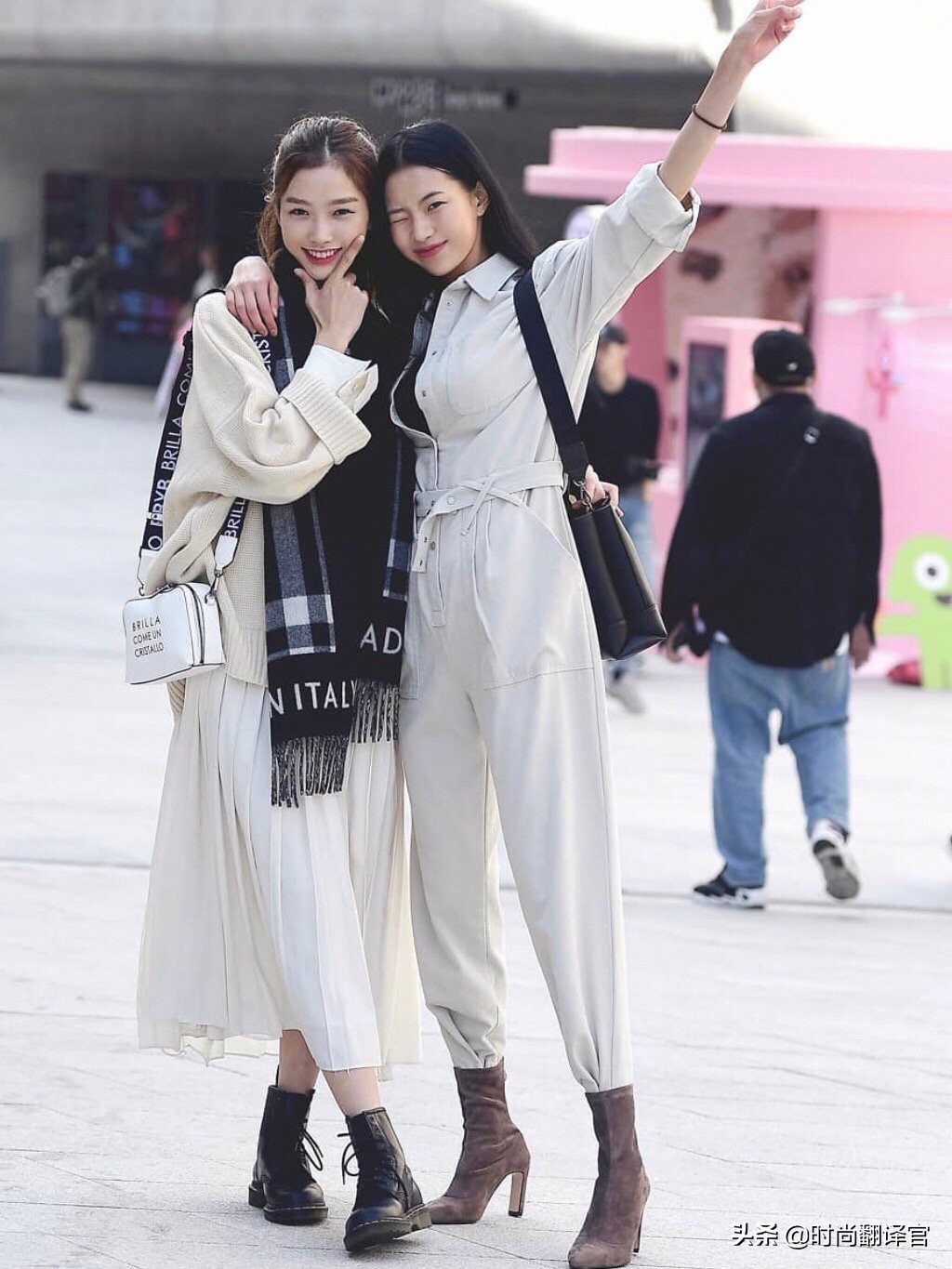 韩国女生街拍穿衣打扮,韩国美女穿个性衣服走秀