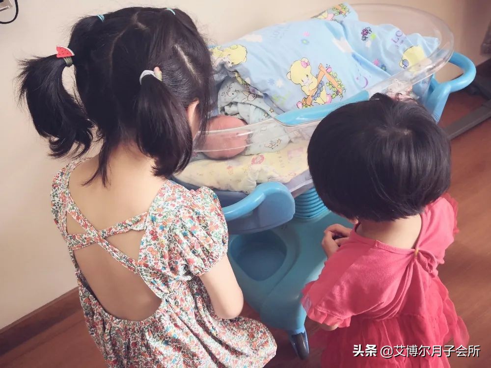 第三次当爸爸完整版,第一次当爸爸在产房外面接新生儿