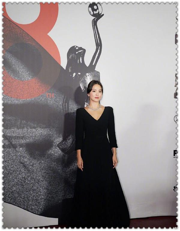 37岁宋慧乔身穿小黑裙简约优雅,宋慧乔颠覆清新风格